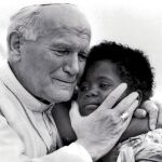 Juan Pablo II durante una visita a Madagascar el 29 de abril de 1989