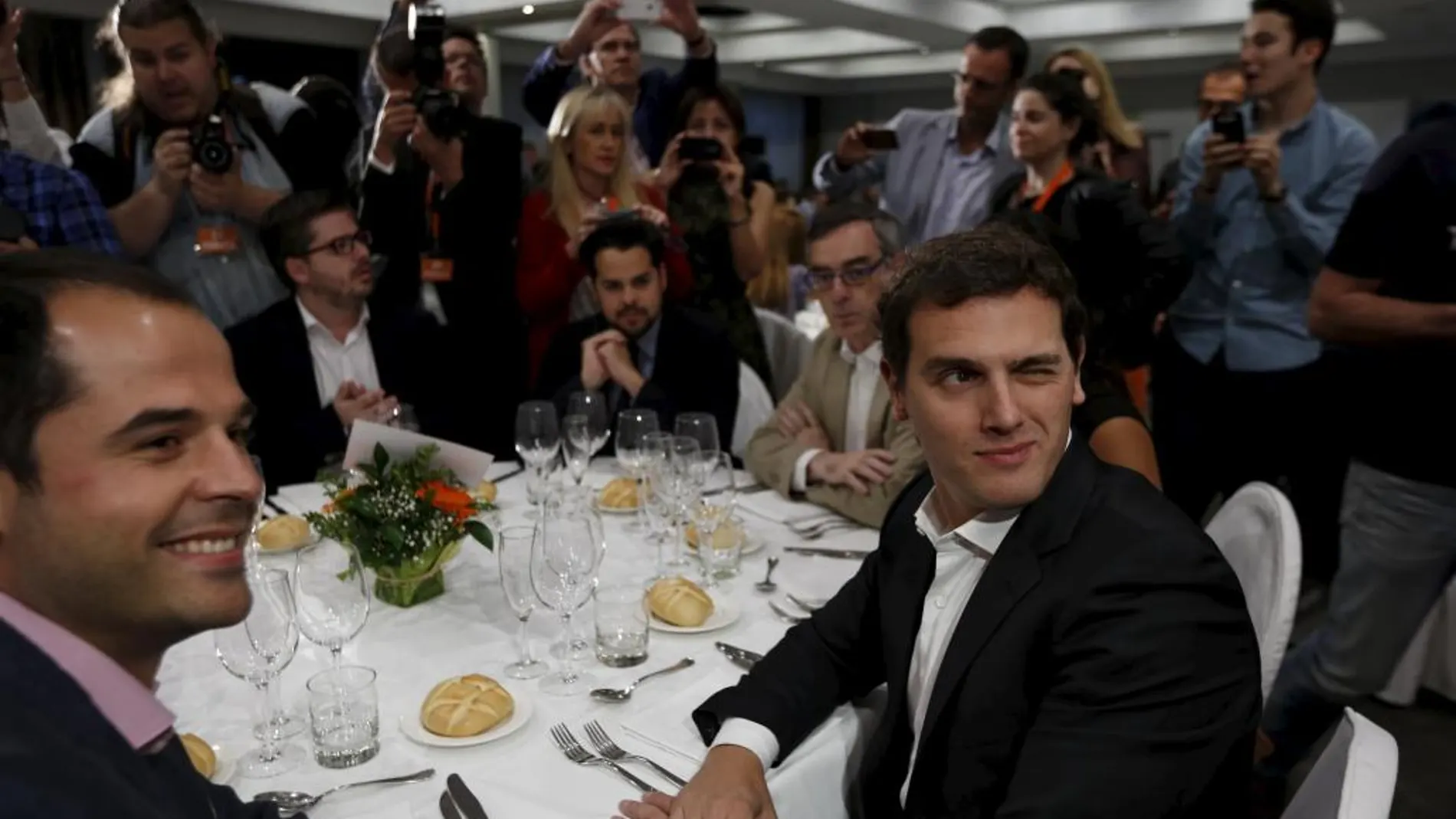 Rivera junto al candidato de Ciudadanos en Madrid, Ignacio Aguado durante la cena de cierre de campaña