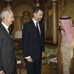 Felipe VI, acompañado del ministro de Defensa, Pedro Morenés, traslada sus condolencias al nuevo rey saudí, Salman bin Abdulaziz,