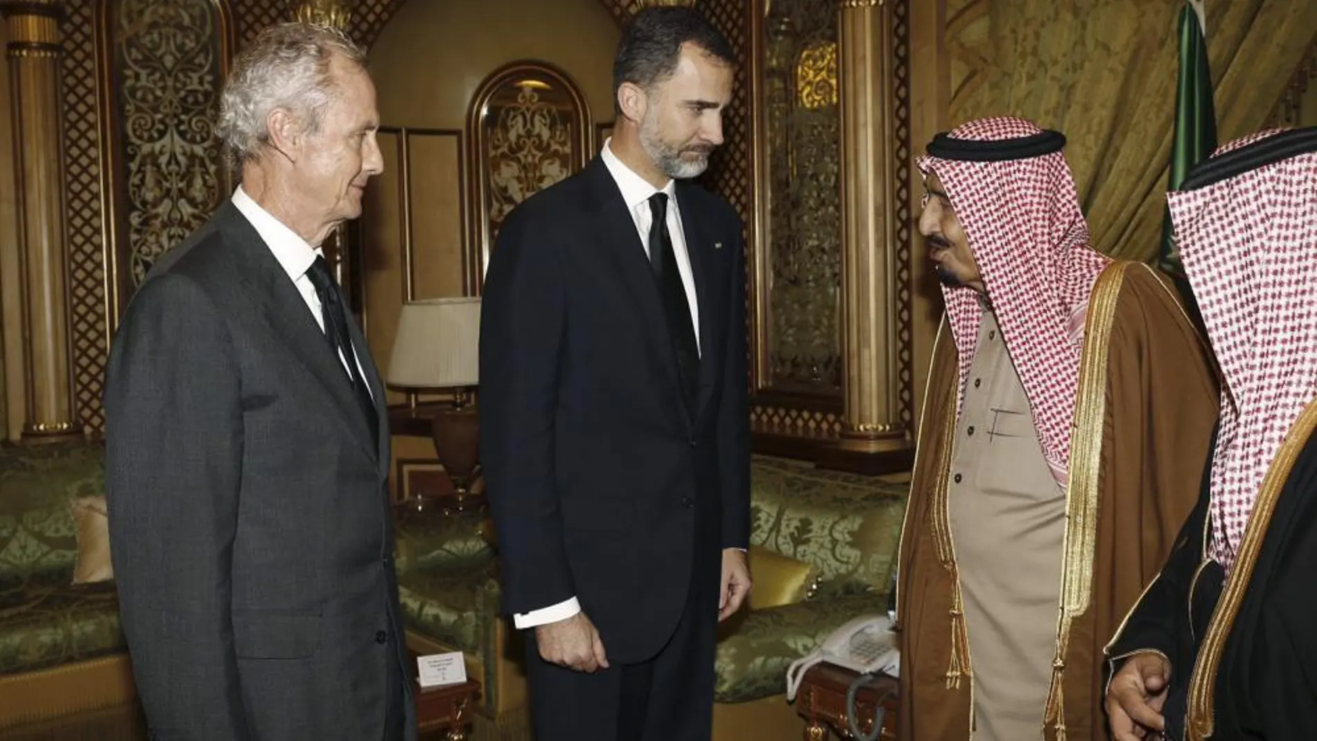 Felipe VI, acompañado del ministro de Defensa, Pedro Morenés, traslada sus condolencias al nuevo rey saudí, Salman bin Abdulaziz,