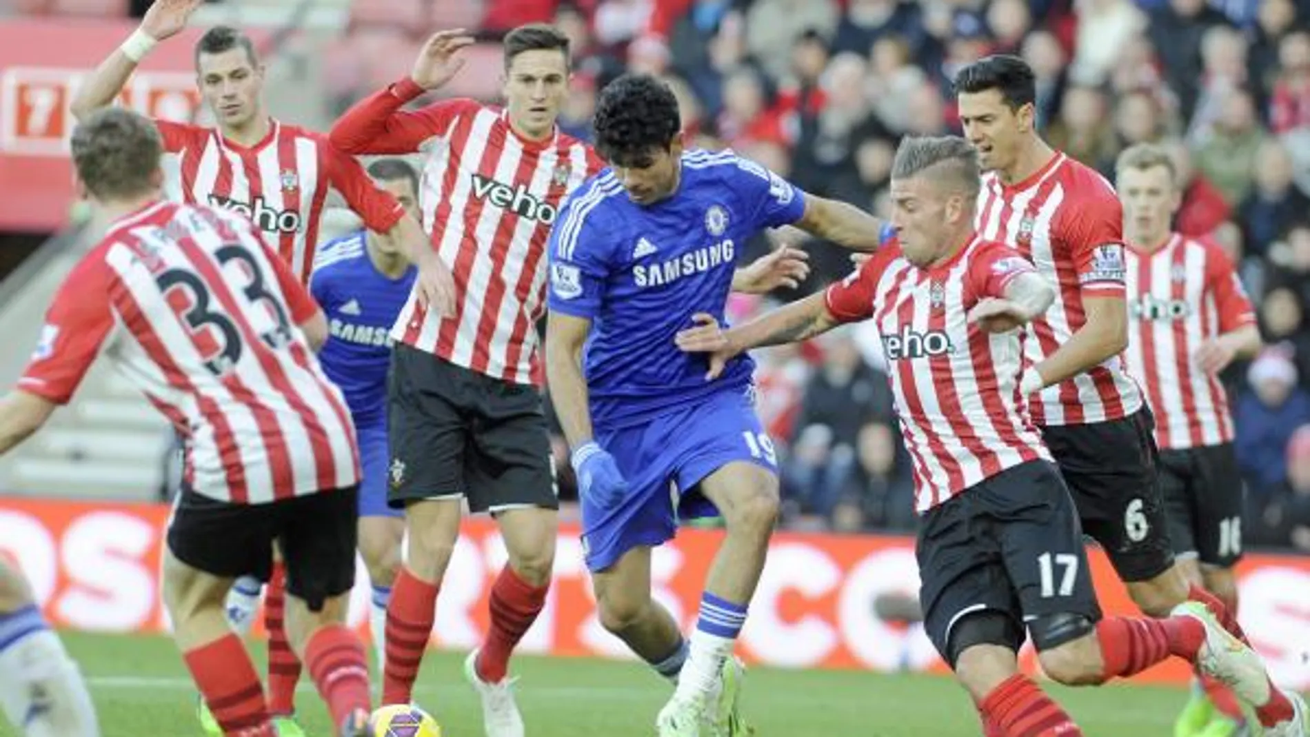 Costa, rodeado por jugadores del Southampton.