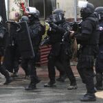 Policías franceses desplegados en Longpont.