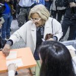 La candidata de Ahora Madrid a la Alcaldía de la capital, Manuela Carmena, vota para las elecciones del 24M en el colegio electoral Conde de Orgaz