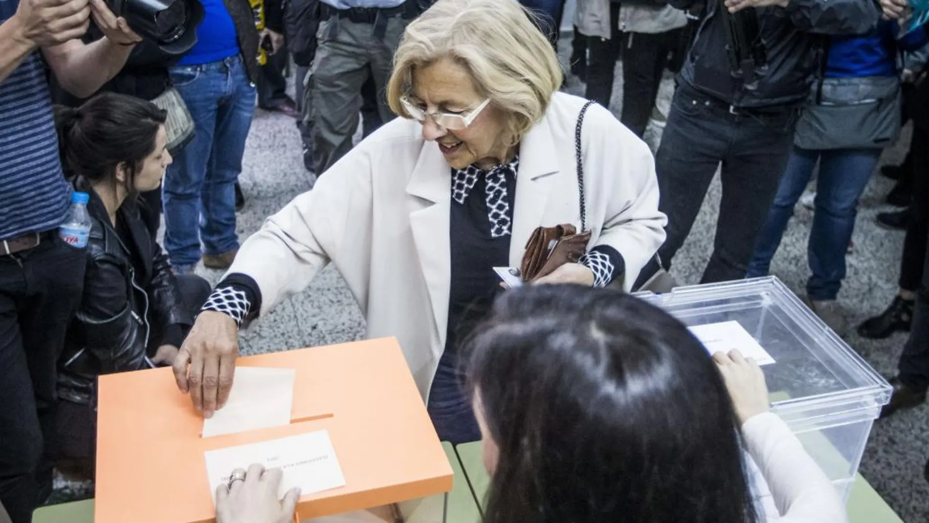 La candidata de Ahora Madrid a la Alcaldía de la capital, Manuela Carmena, vota para las elecciones del 24M en el colegio electoral Conde de Orgaz