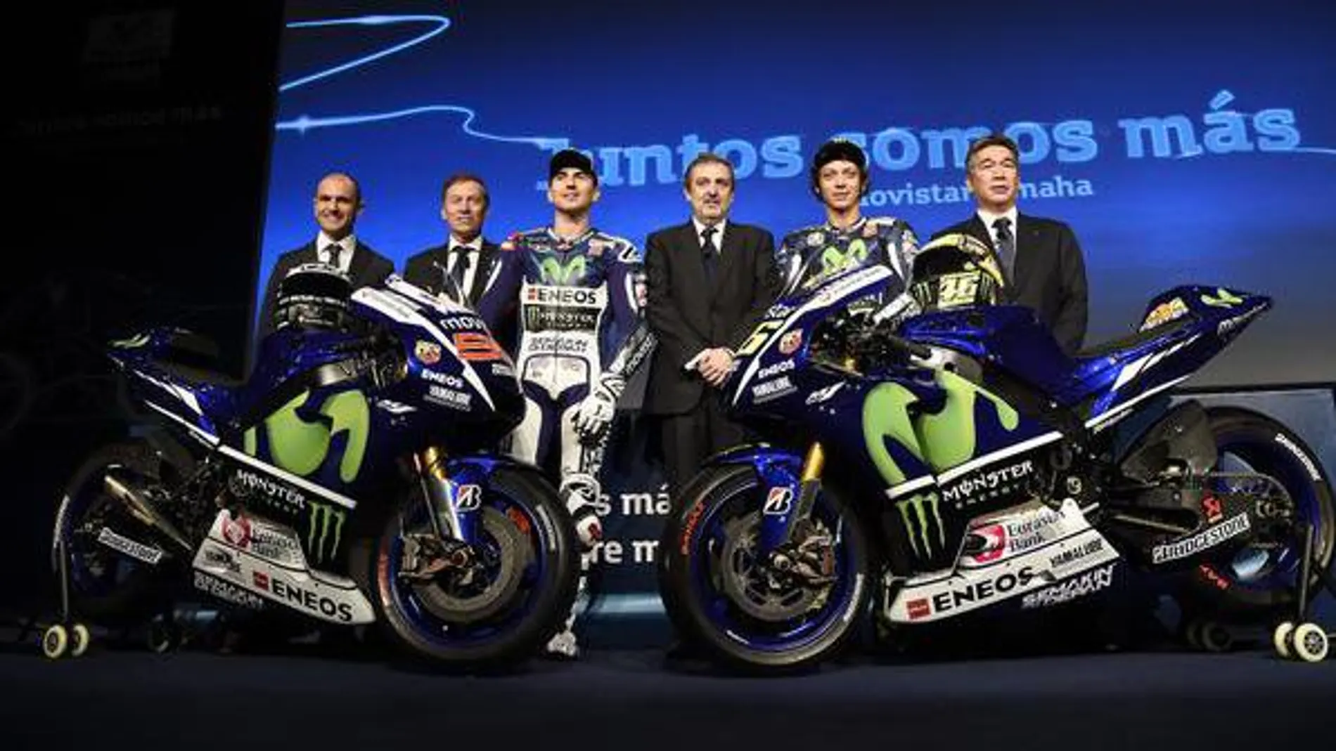 Rossi y Lorenzo, durante la presentación hoy de la nueva Yamaha