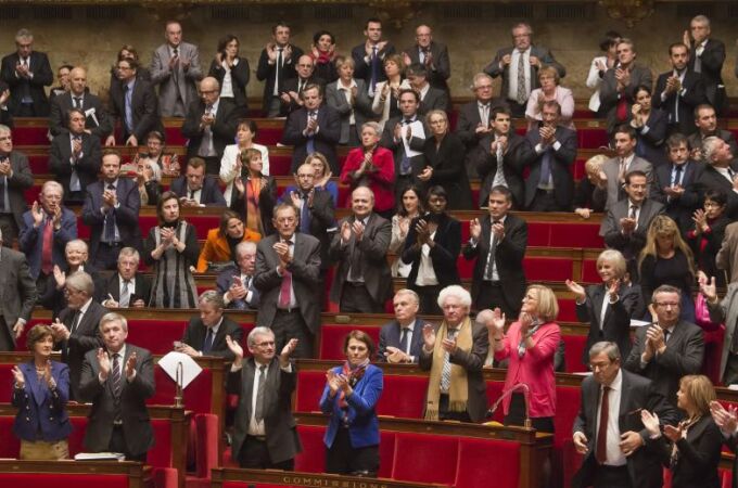 Parlamentarios de la Asamblea Nacional francesa aplauden tras instar al Gobierno a reconocer el Estado palestino.