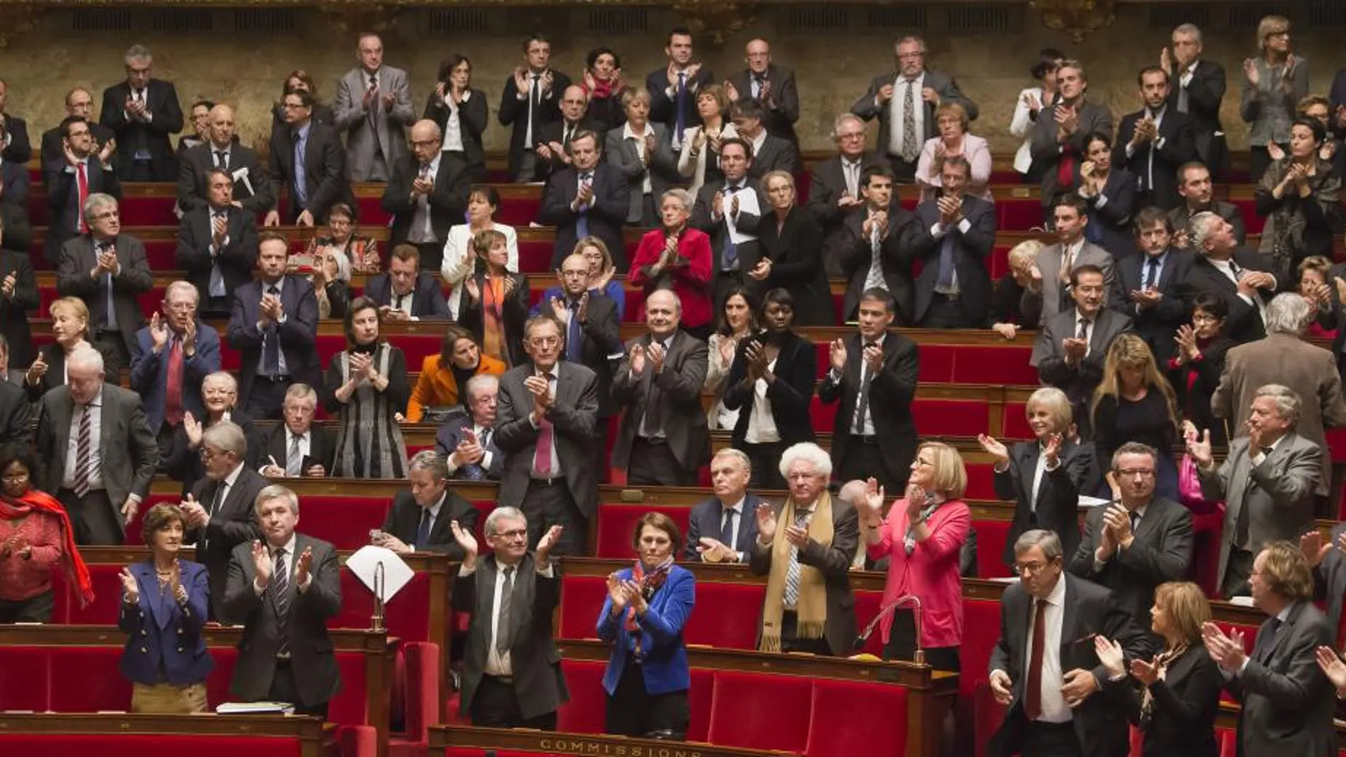 Parlamentarios de la Asamblea Nacional francesa aplauden tras instar al Gobierno a reconocer el Estado palestino.