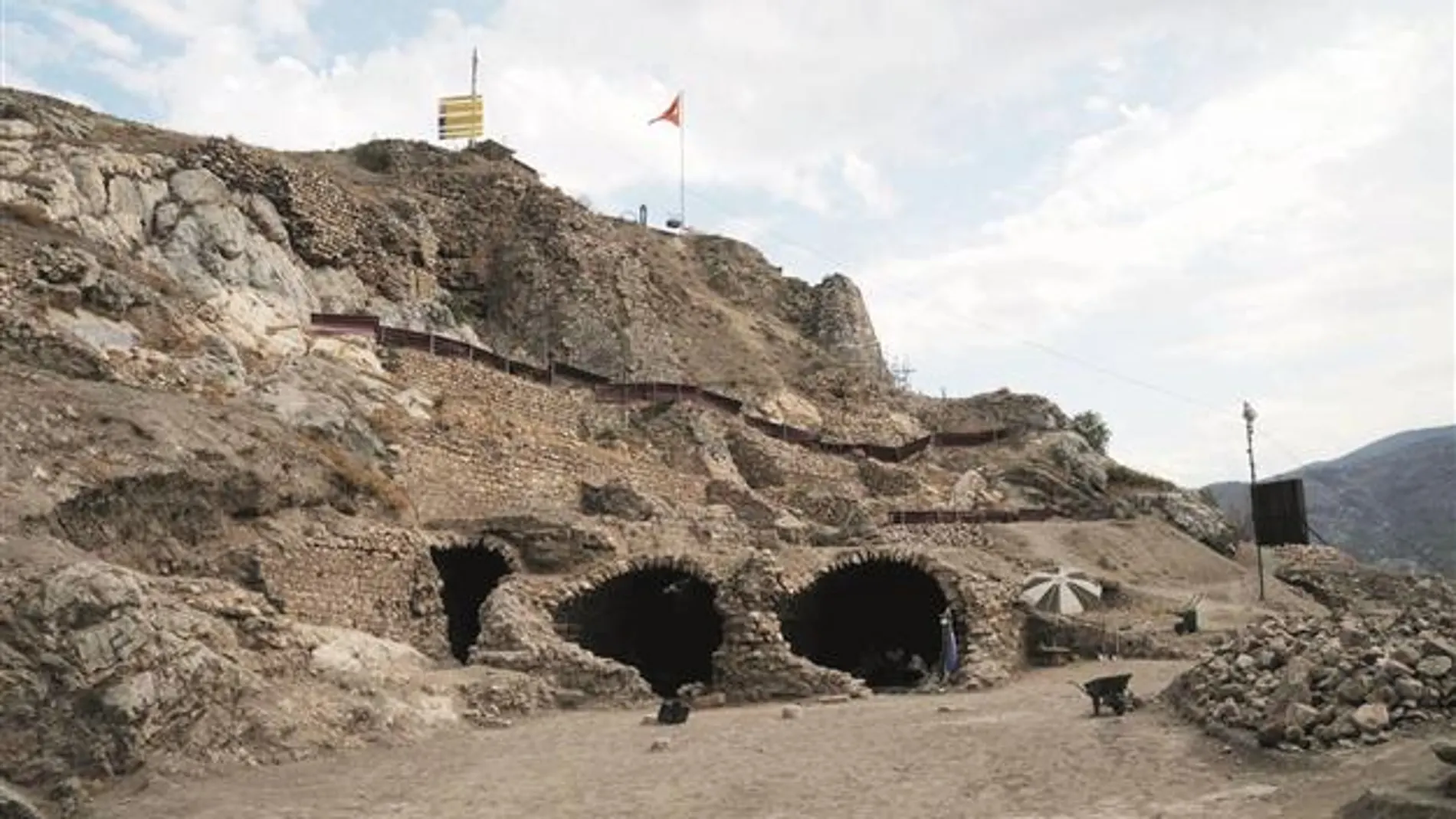Imagen de la entrada a los túneles que conducían al castillo de Tokat, en los que han sido localizadas las mazmorras