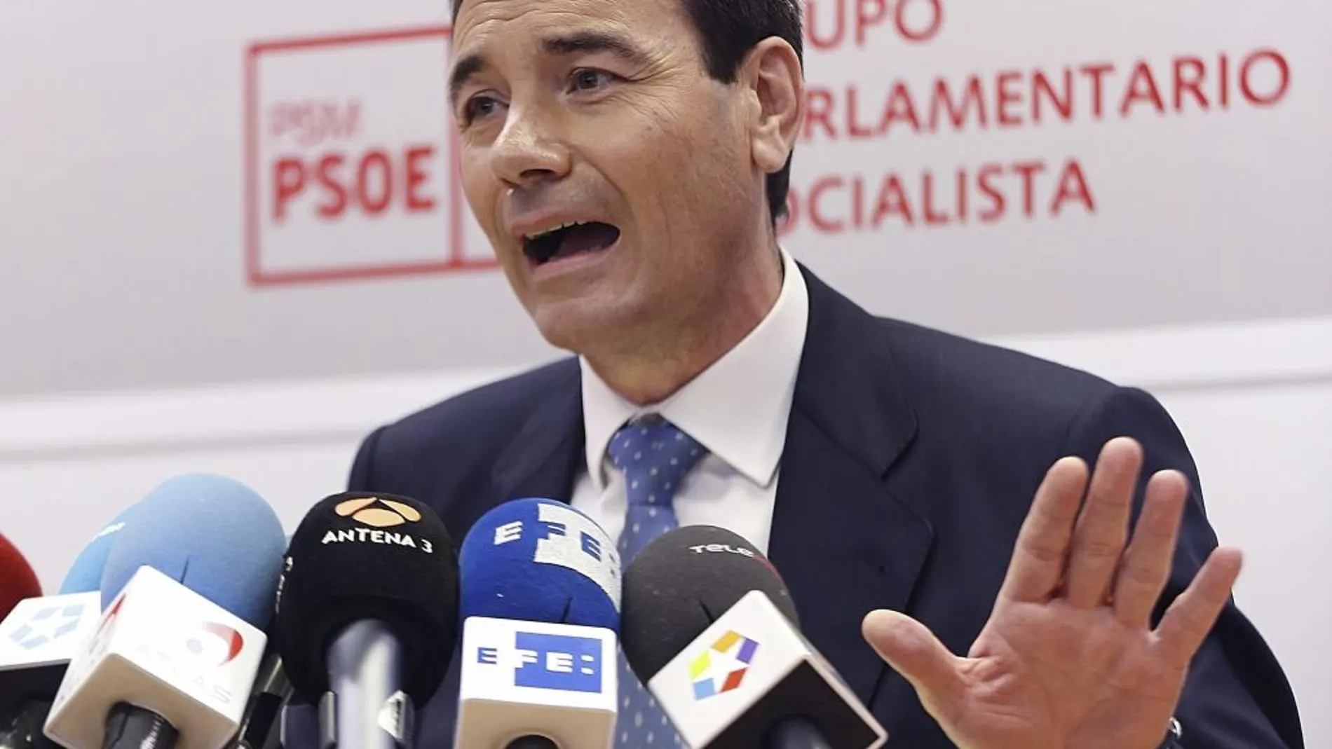 El exsecretario general de los socialistas madrileños, Tomás Gómez, durante la rueda de prensa que ha ofrecido hoy en las dependencias del PSM de la Asamblea de Madrid