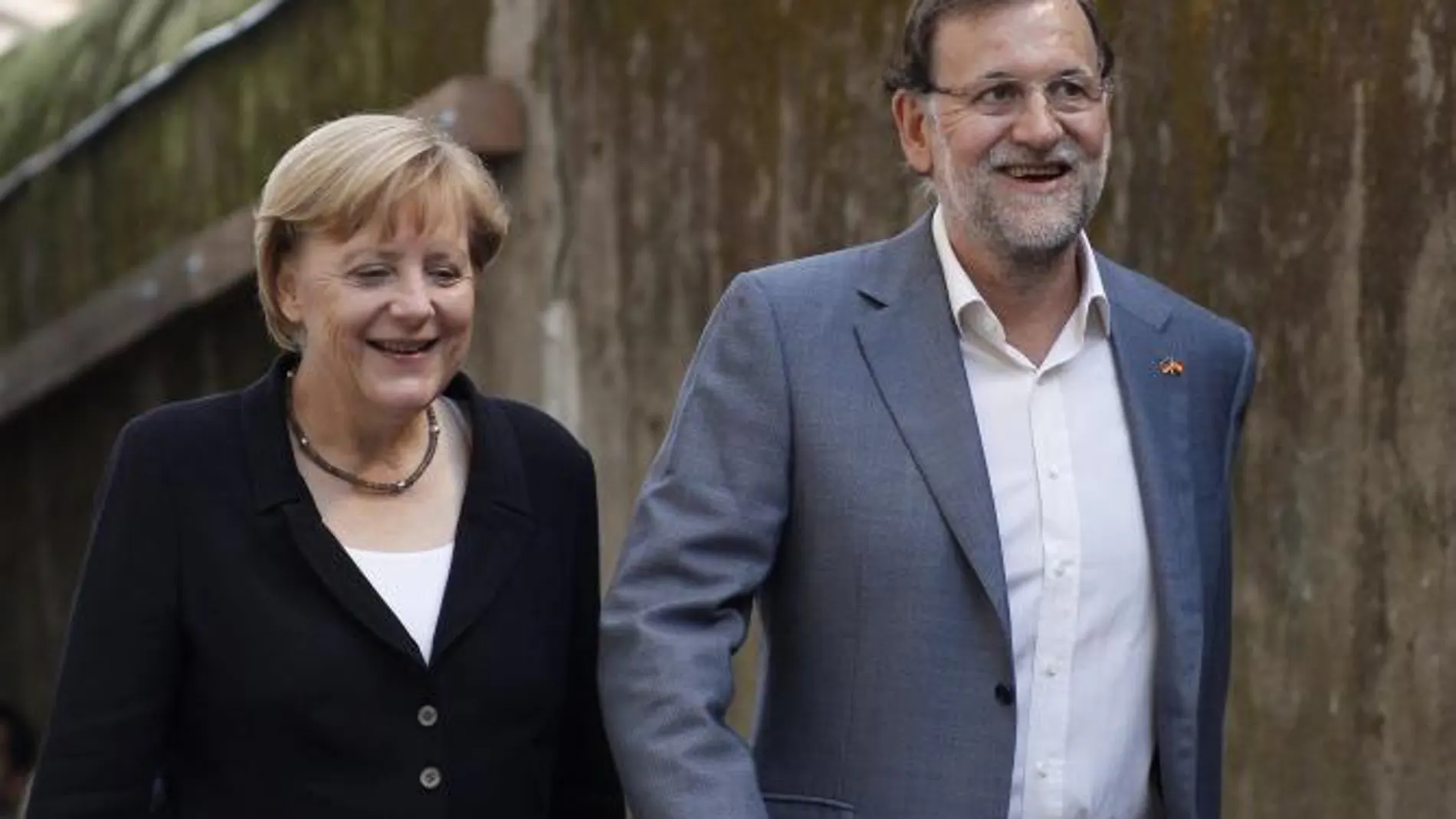 Mariano Rajoy y Angela Merkel camino del restaurante en el que cenaron
