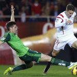 El defensa del Celta de Vigo Andreu Fontàs intenta arrebatar el balón al delantero francés del Sevilla Kevin Gameiro