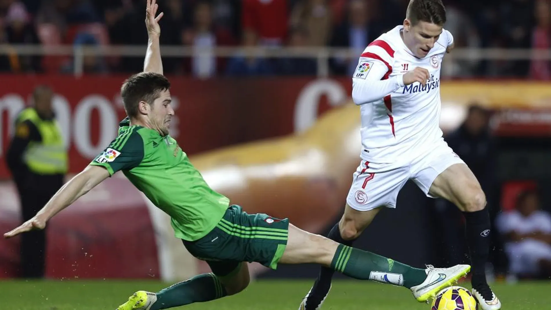 El defensa del Celta de Vigo Andreu Fontàs intenta arrebatar el balón al delantero francés del Sevilla Kevin Gameiro