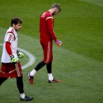 Los porteros de la selección española Iker Casillas (i) y David de Gea