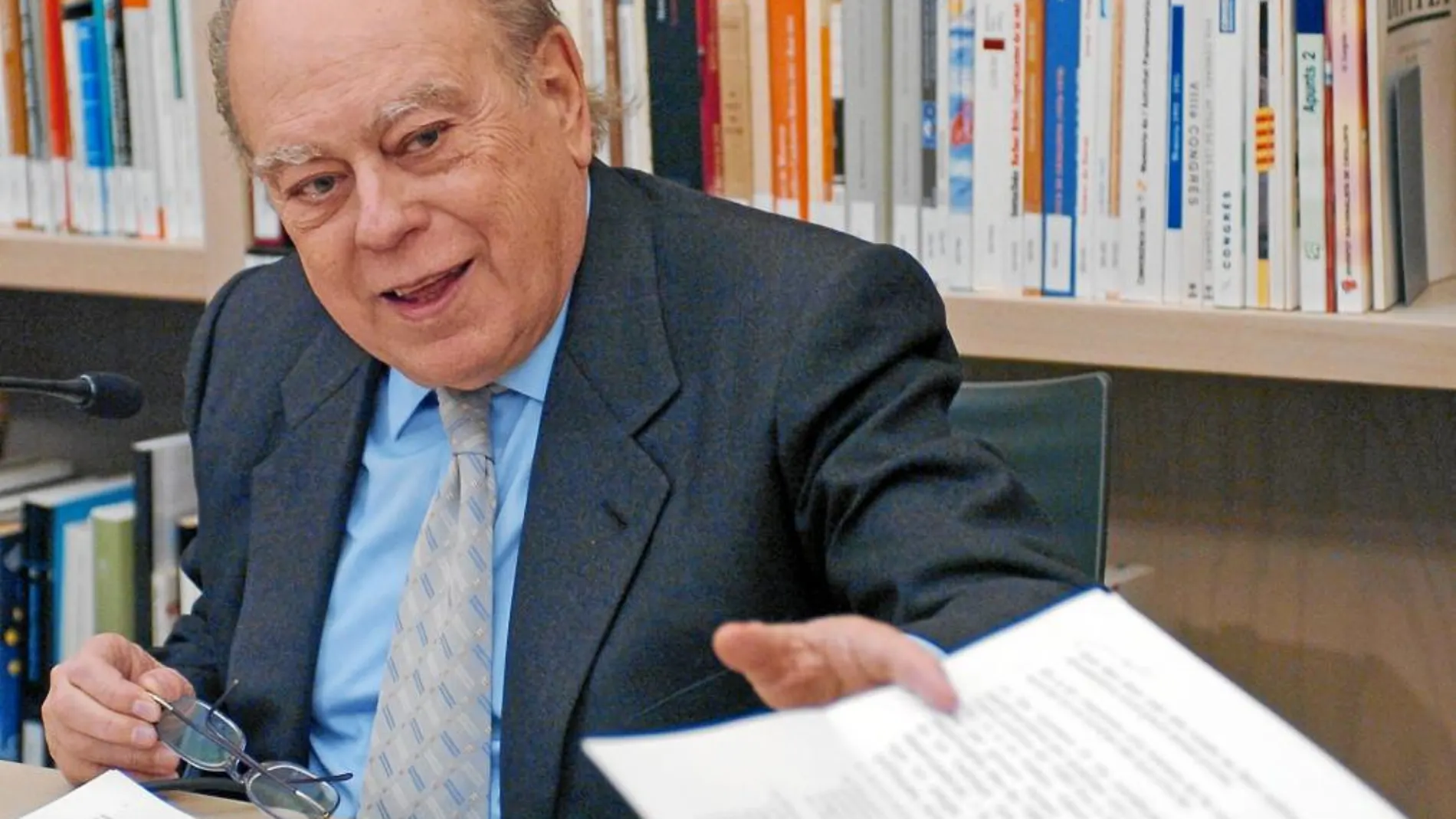 La oficina de Pujol en el paseo de Gràcia número 39 de Barcelona permanece cerrada, pero el despacho aún conserva pertenencias del ex president