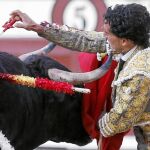 Iván Fandiño entra a matar al cuarto toro de la tarde de José Escolar