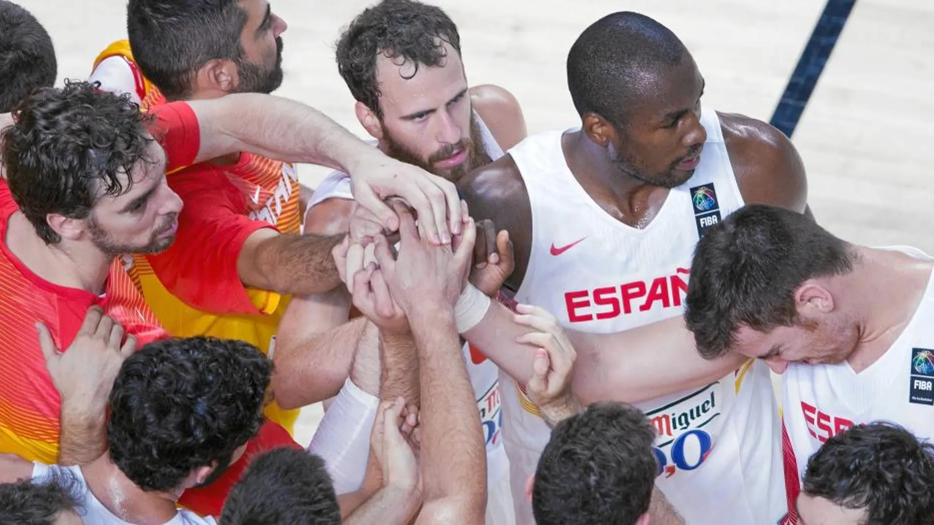 Los jugadores españoles unen sus manos tras derrotar a Senegal en octavos