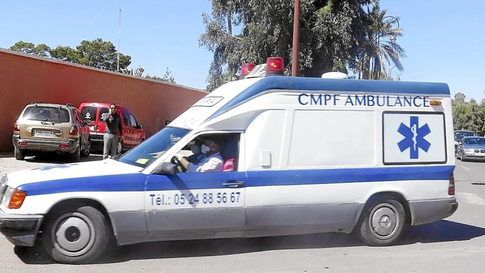 La ambulancia que trasladó los cadáveres de José Antonio Martínez y Gustavo Virués