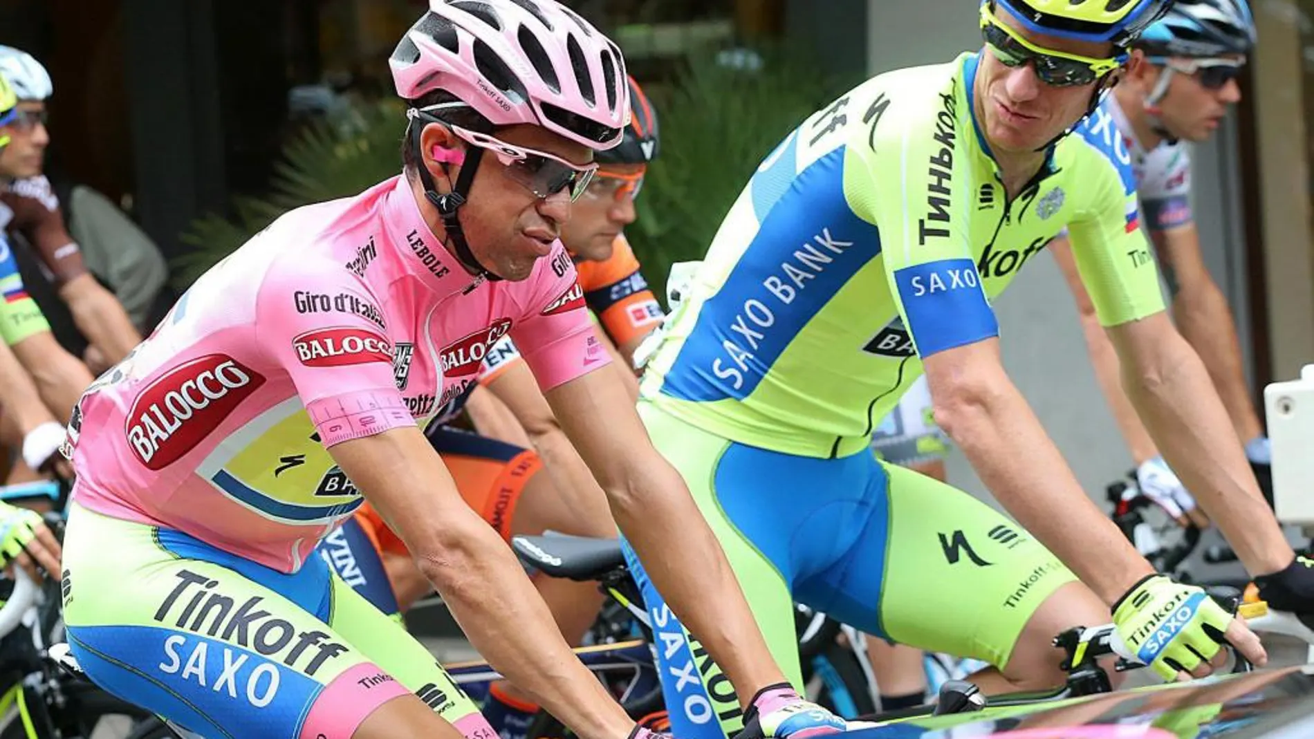 Alberto Contador, junto a su compañero Michael Rogers, durante la etapa de este miércoles