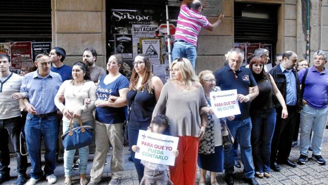 La presidenta del Colectivo de Víctimas del Terrorismo (Covite), Consuelo Ordóñez (c), junto con familiares y allegados de Miguel Paredes y Helena Moreno.