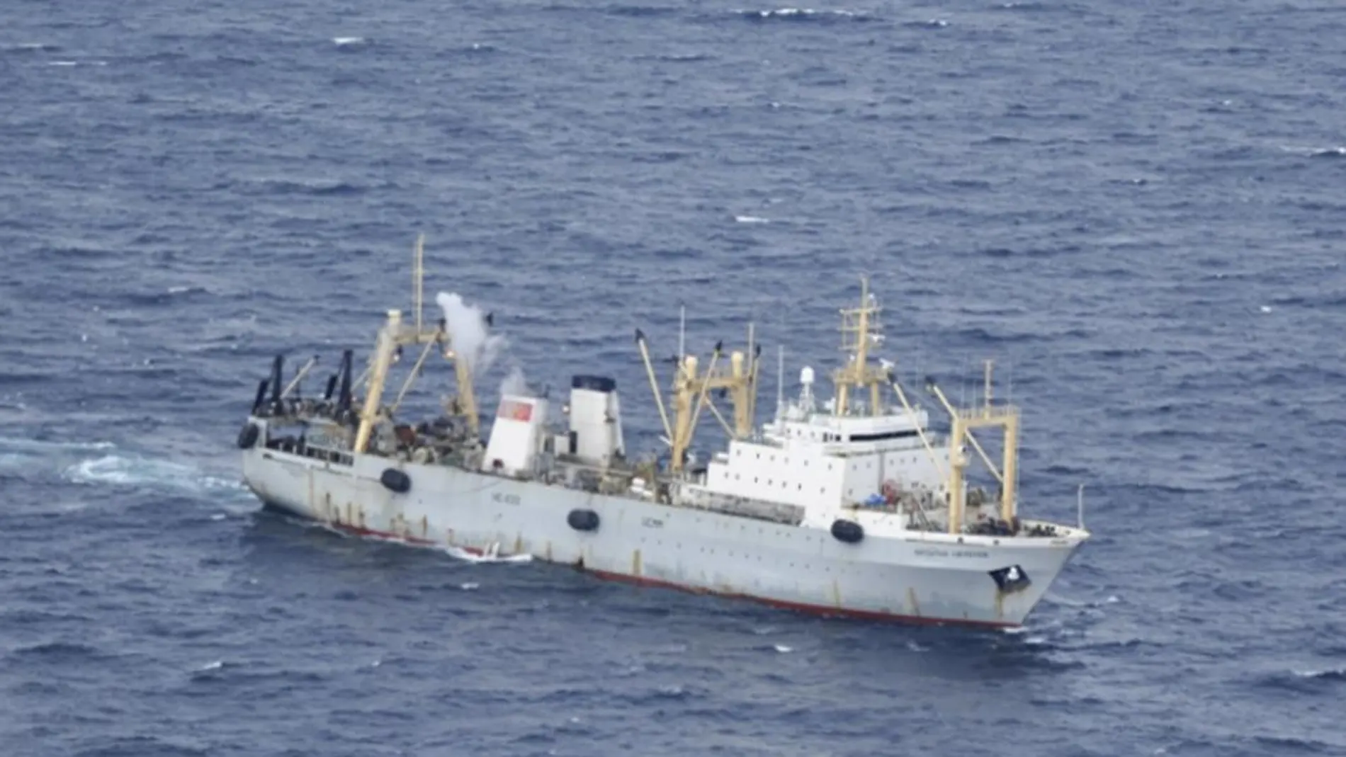 Un barco de emergencias ruso busca supervivientes tras el naufragio