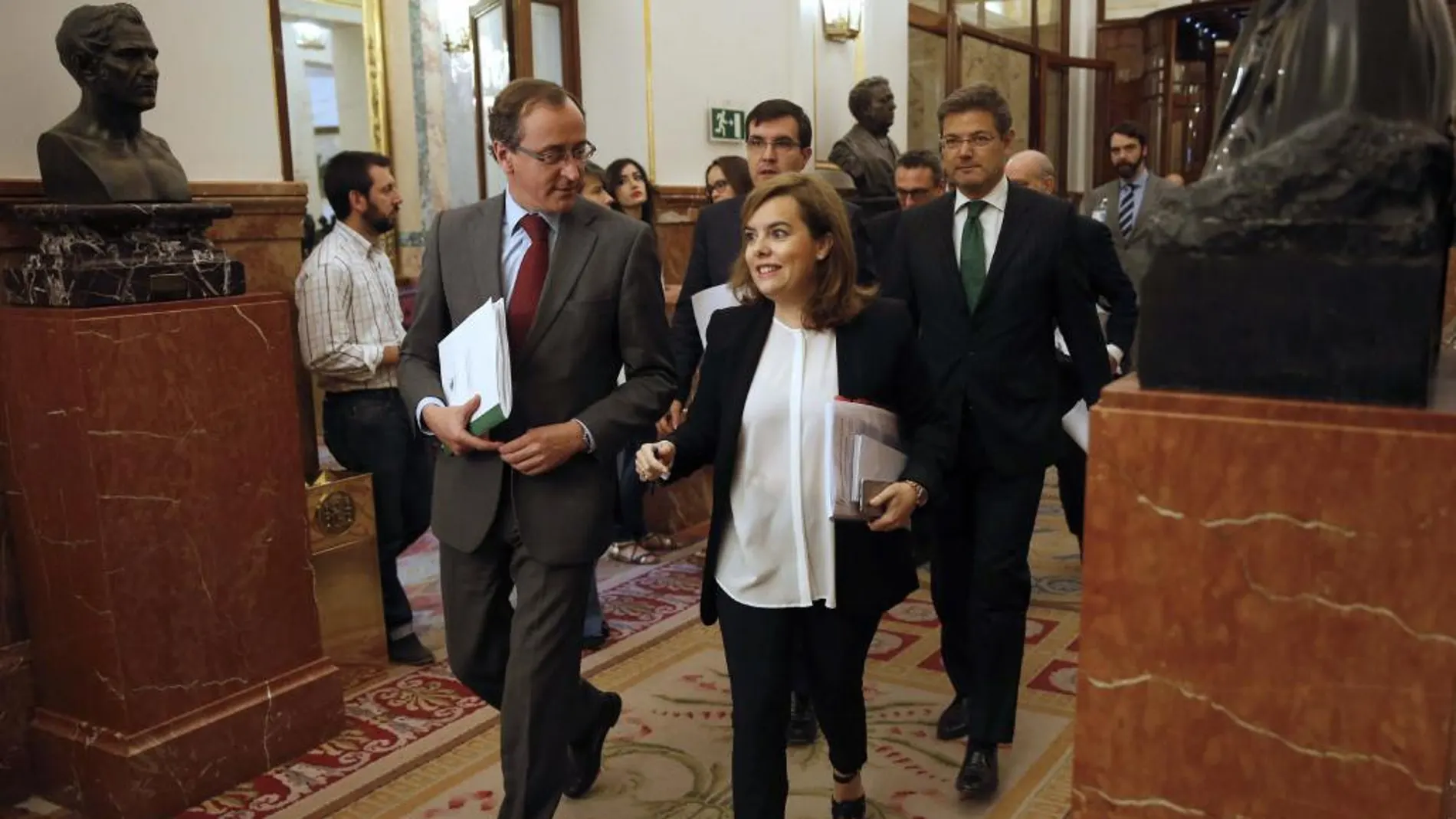 Soraya Sáenz de Santamaría, junto a Alfonso Alonso en el Congreso