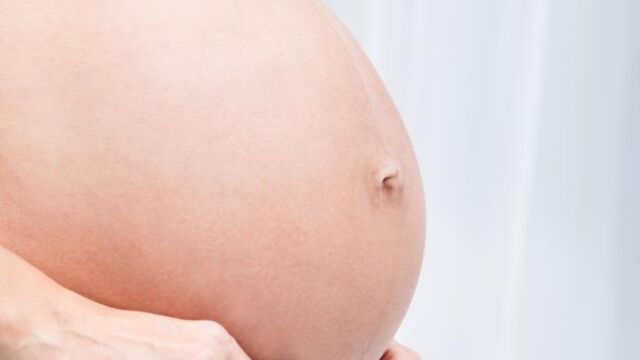 Da a luz tras un trasplante de su tejido ovárico extraído cuando era una niña