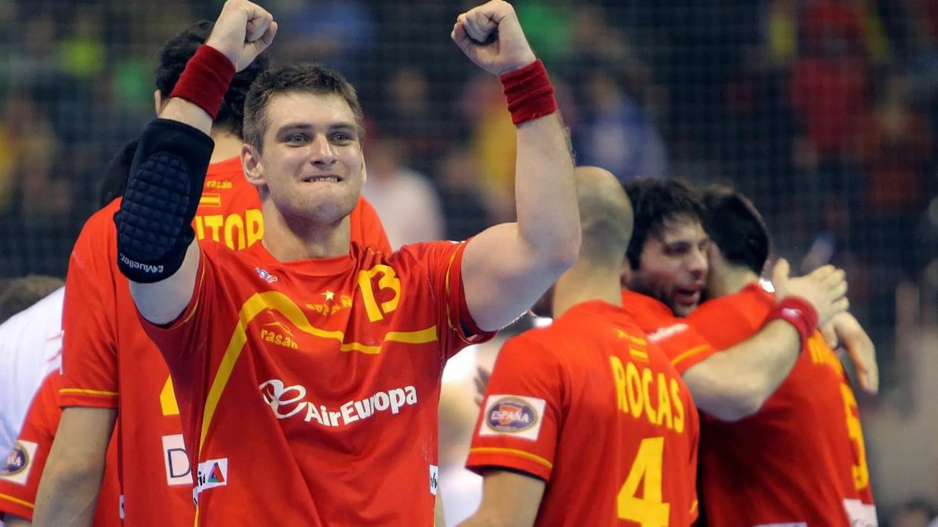 El pivote de España Julen Aguinagalde celebra la victoria del equipo ante Alemania