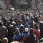 Palestinos recogen alimentos en el campo de refugiados de Al Yarmuk el pasado 30 de enero