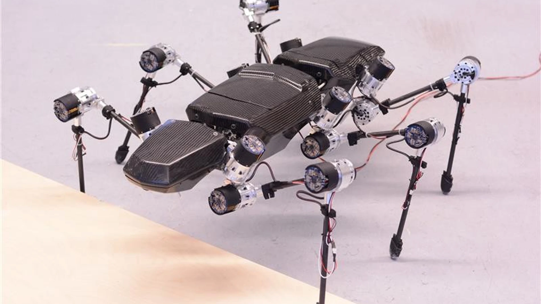 El robot Héctor dando sus primeros pasos, a finales de 2014