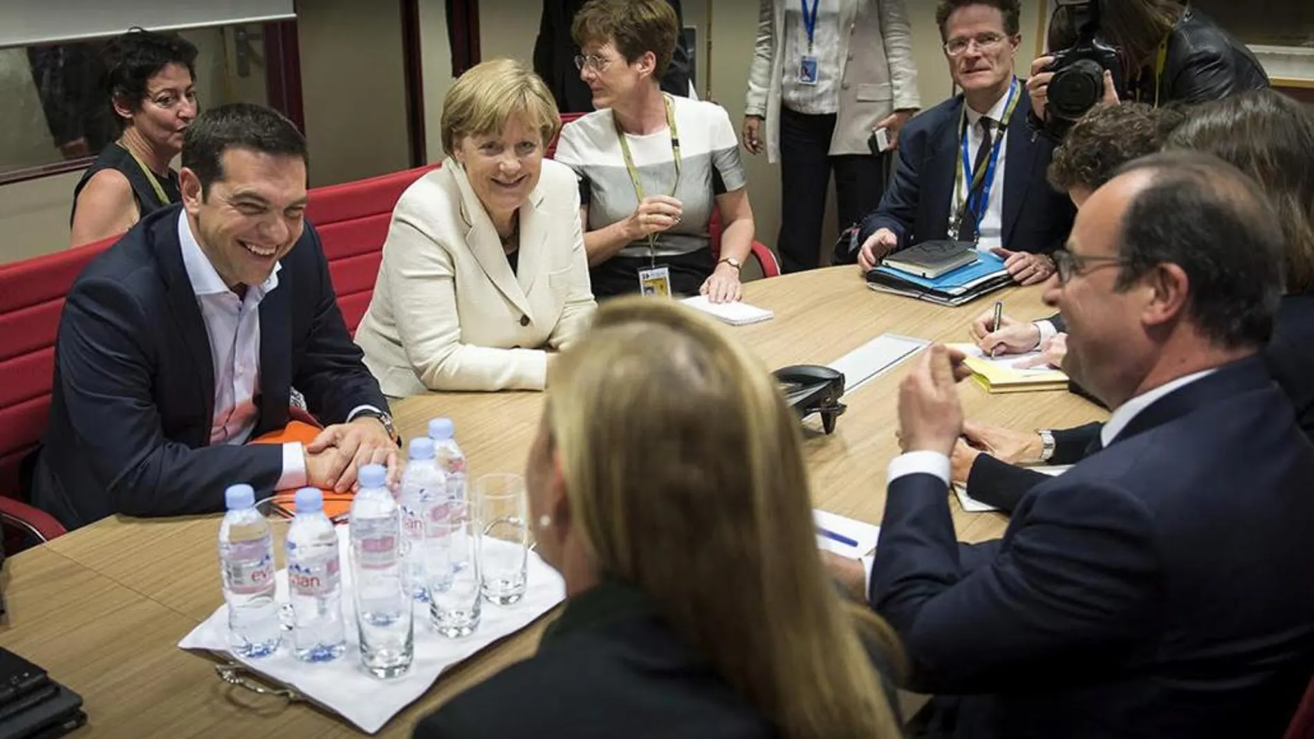 Tsipras, Merkel y Hollande pactan seguir negociando con «elevada intensidad»