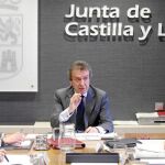 El consejero portavoz José Antonio De Santiago-Juárez preside la reunión de la Comisión de Ordenación Territorial, ayer en Valladolid