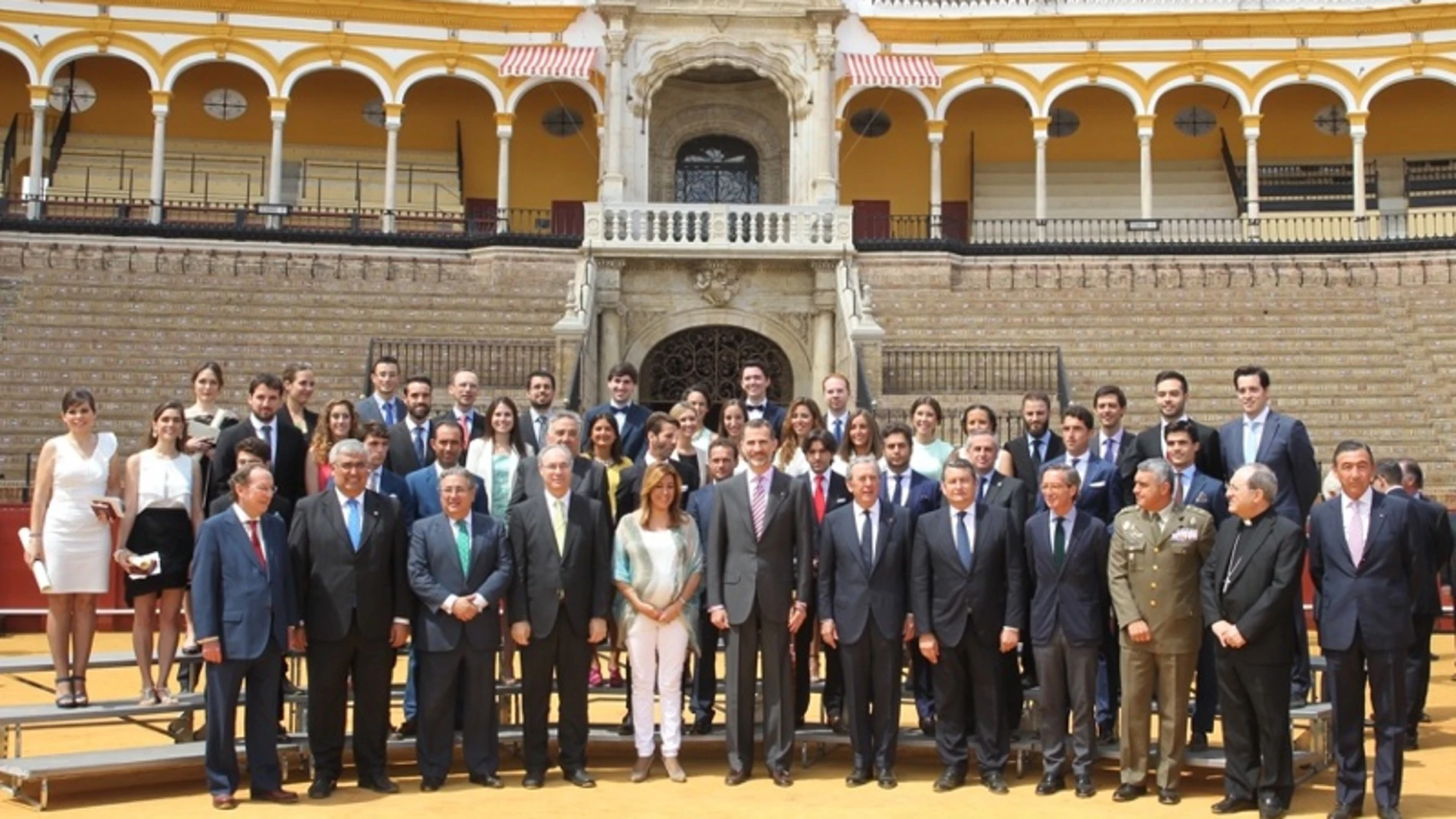 Felipe VI posando en la Real Maestranza de Sevilla junto a todos los premiados