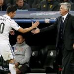 Ancelotti da el relevo a James durante un partido