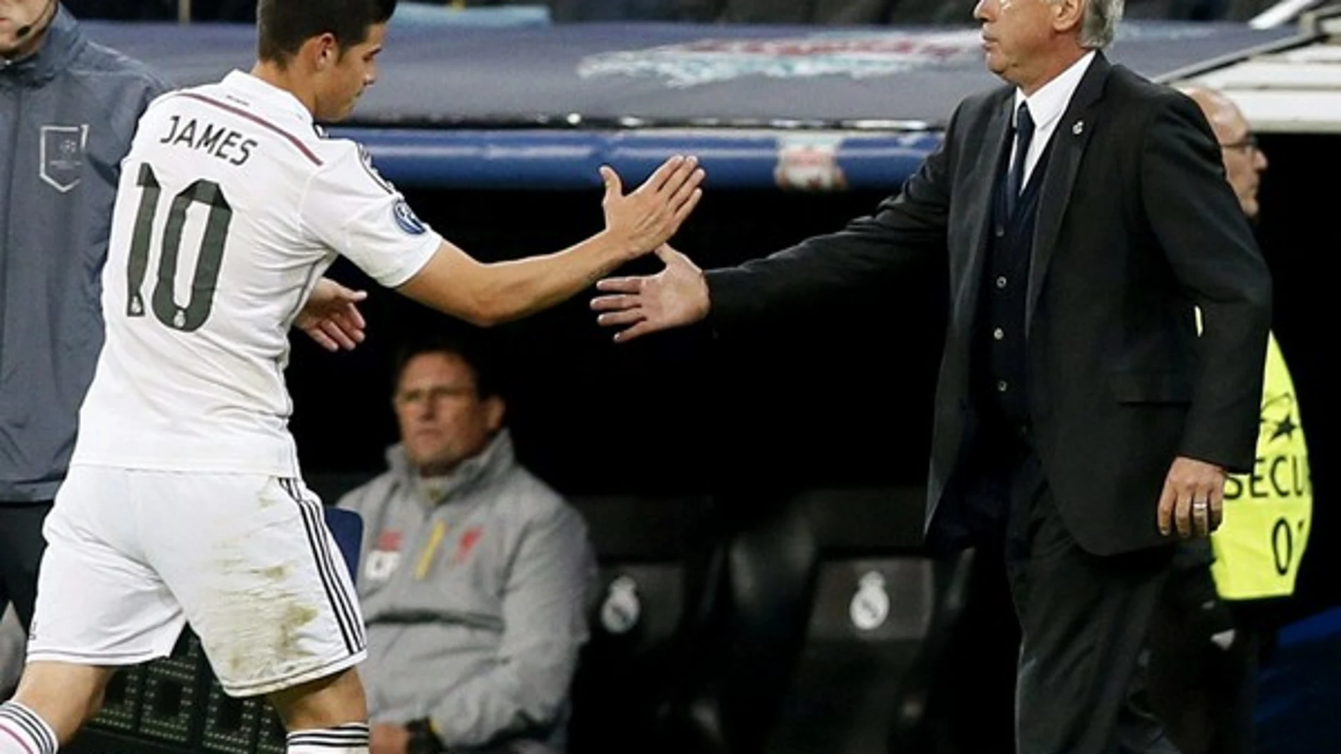 Ancelotti da el relevo a James durante un partido