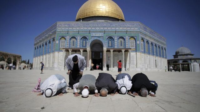Palestinos de Gaza rezan en Jerusalén.