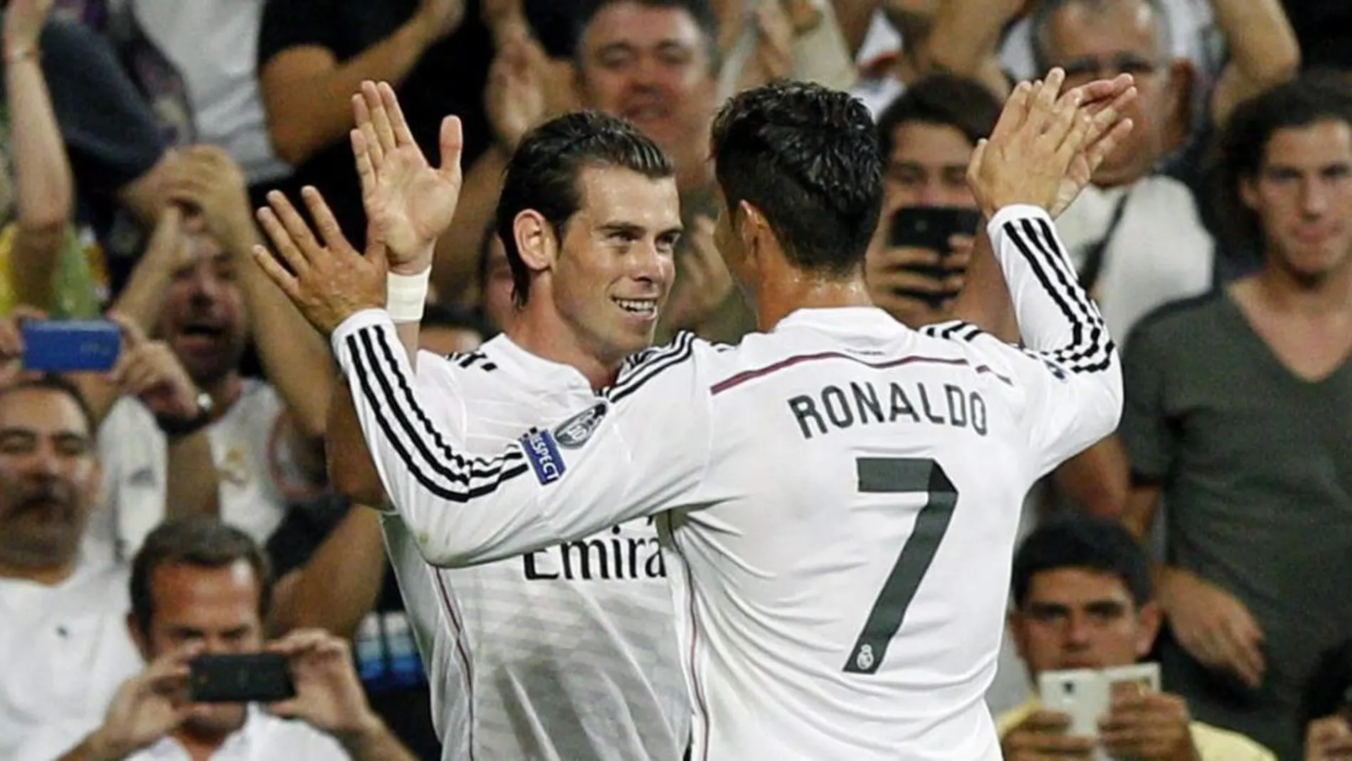 El delantero galés del Real Madrid Gareth Bale (i) celebra su gol, segundo del equipo, con el portugués Cristiano Ronaldo, durante el partido