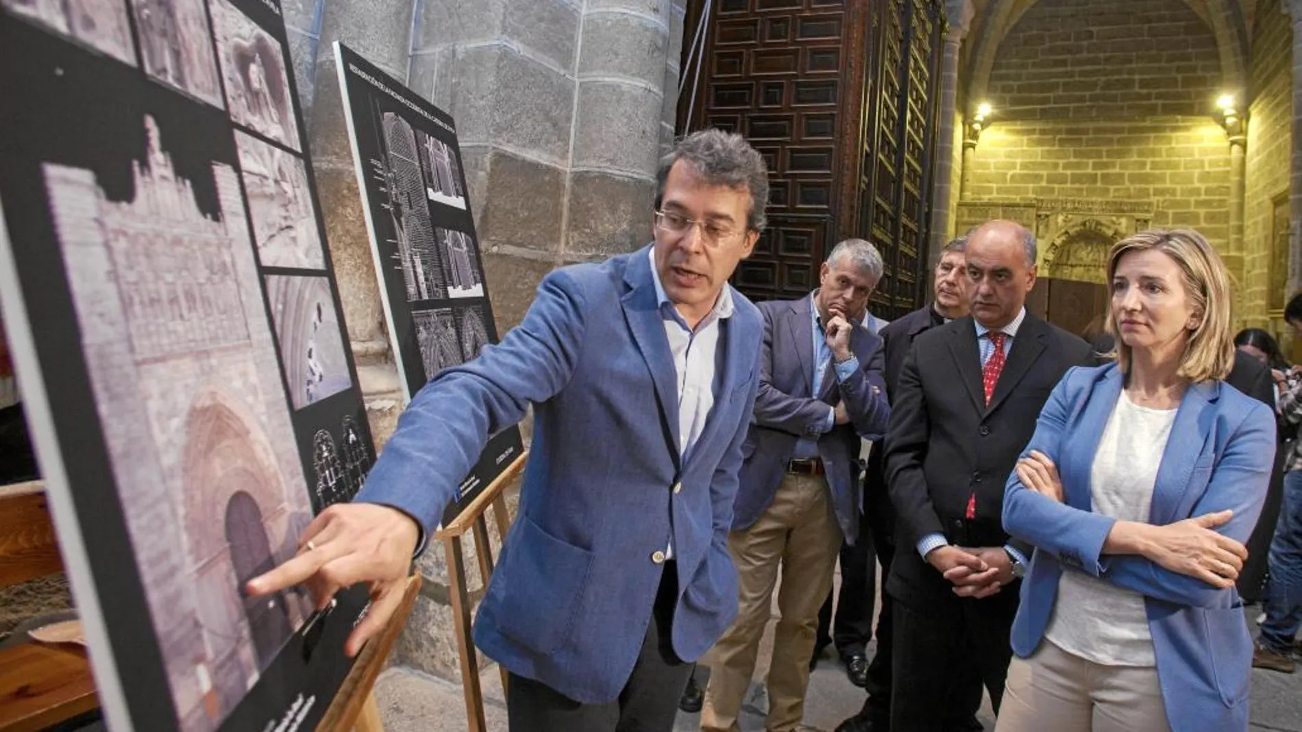 El arquitecto Joaquín García presenta los trabajos a la consejera Alicia García, Garcia Nieto y Fernando Gutiérrez