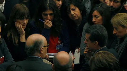Cristóbal Montoro rodeado de periodistas
