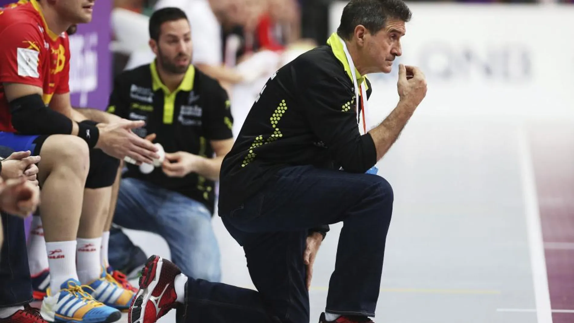 El técnico de la selección española de balonmano, Manolo Cadenas, da instrucciones