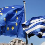 Las banderas de la Unión Europea y de Grecia ondean en el Parlamento griego
