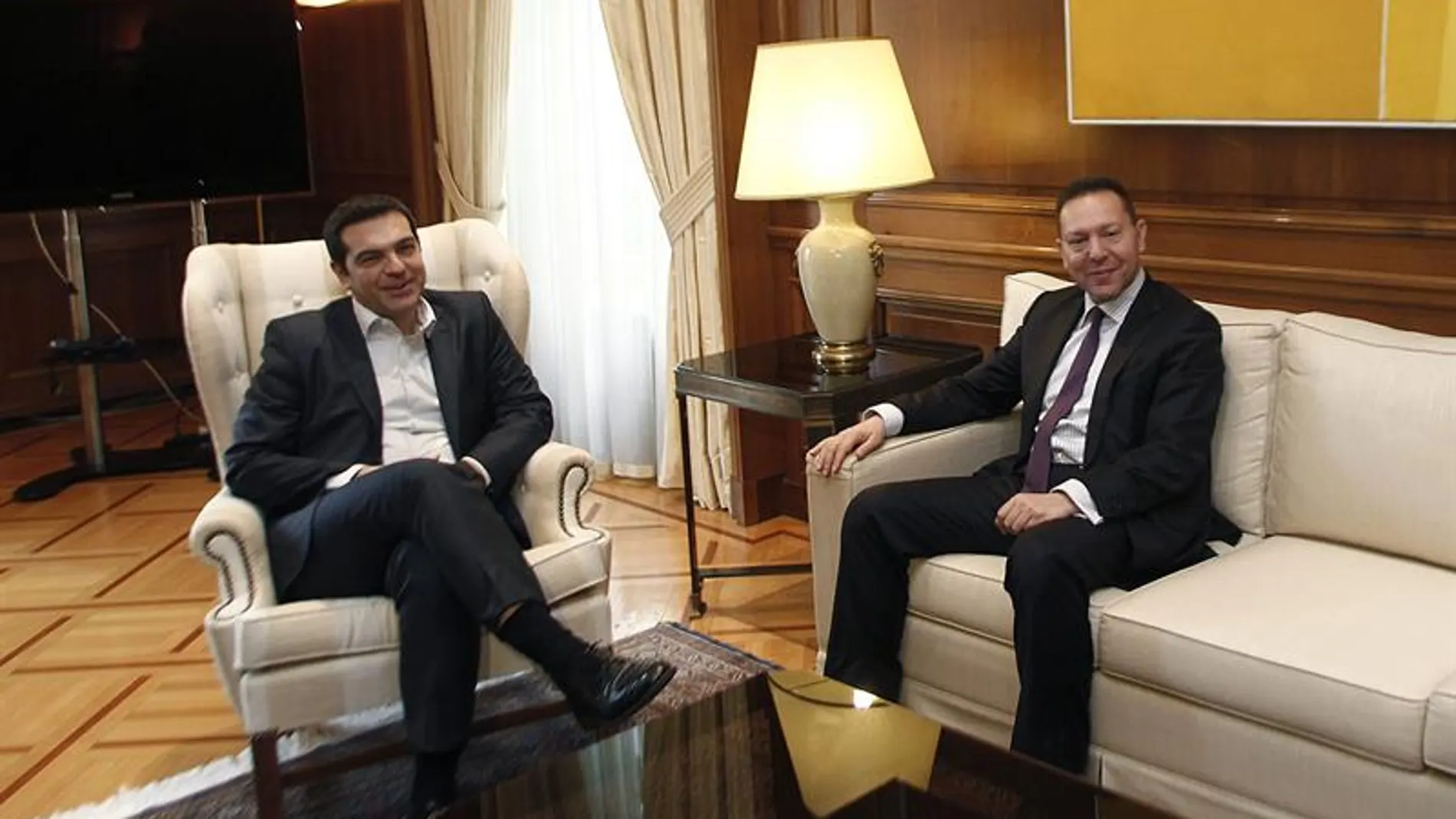 Alexis Tsipras (izq), conversa con el gobernador del Banco Central de Grecia, Yanis Sturnaras, en la oficina del primer ministro heleno en Atenas