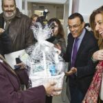 Susana Díaz recibe una canastilla de una vecina de la localidad de Gibraleón (Huelva)