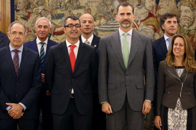 El Rey Felipe ha recibido hoy en audiencia en el Palacio de la Zarzuela a los responsables de la Vuelta Ciclista