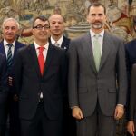 El Rey Felipe ha recibido hoy en audiencia en el Palacio de la Zarzuela a los responsables de la Vuelta Ciclista