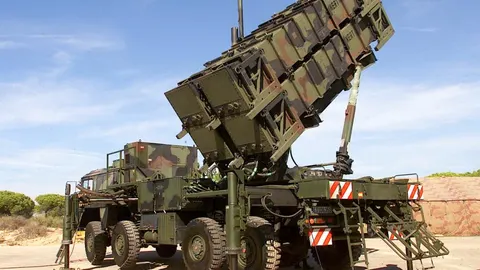 Una unidad de la batería antiaérea "Patriot"se prepara para el lanzamiento de misiles, durante las maniobras de la Unidad de Defensa Antiaérea (UDAA) en Mazagón (Huelva).