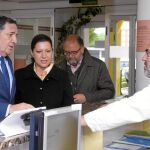 Sáez Aguado, visita, junto a Mercedes Azola un centro en Villarcayo (Burgos)