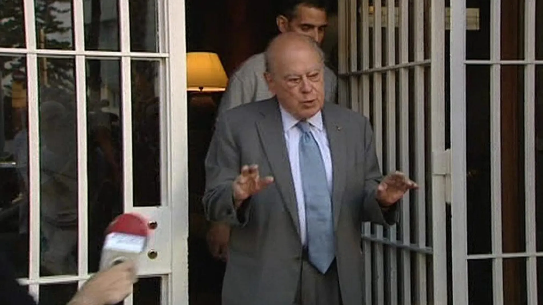El expresidente catalán Jordi Pujol, rodeado de prensa a su salida de su domicilio de Barcelona, el pasado 10 de septiembre