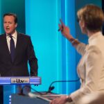 La moderadora del debate (d) llama la atención del líder del Partido Conservador, el Primer Ministro David Cameron, durante el debate