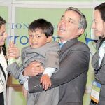 Doña Letizia, con el presidente de Colombia, Clara Rojas y su hijo
