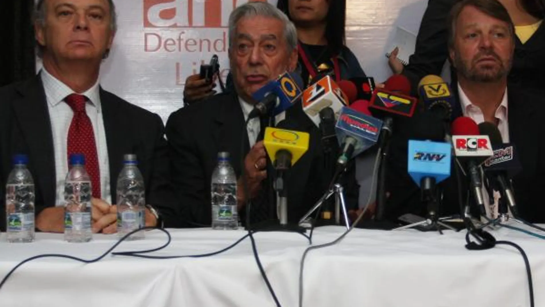 Chávez se niega a hacer un cara a cara con Vargas Llosa